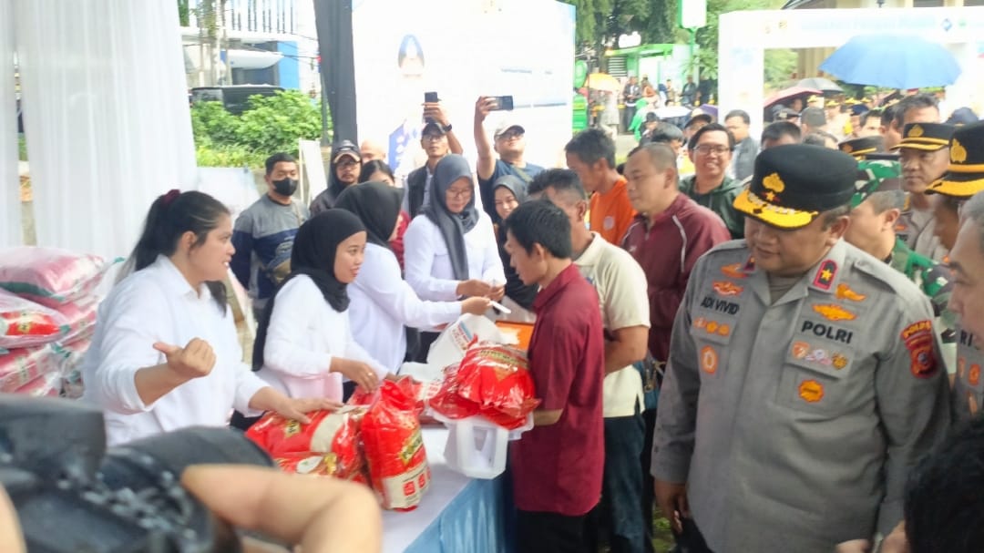 Polda Jabar Gelar Gerakan Pangan Murah di Bogor, Paket Sembako Rp100 Ribu Diserbu Warga