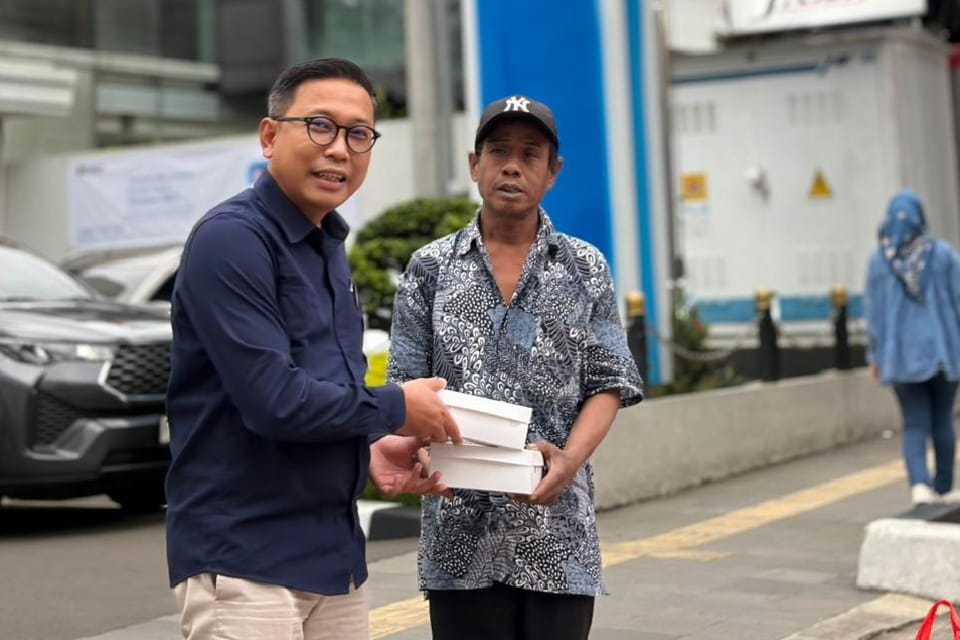 BRI Bogor Pajajaran Berbagi Makanan kepada Pengguna Jalan di Bulan Ramadan