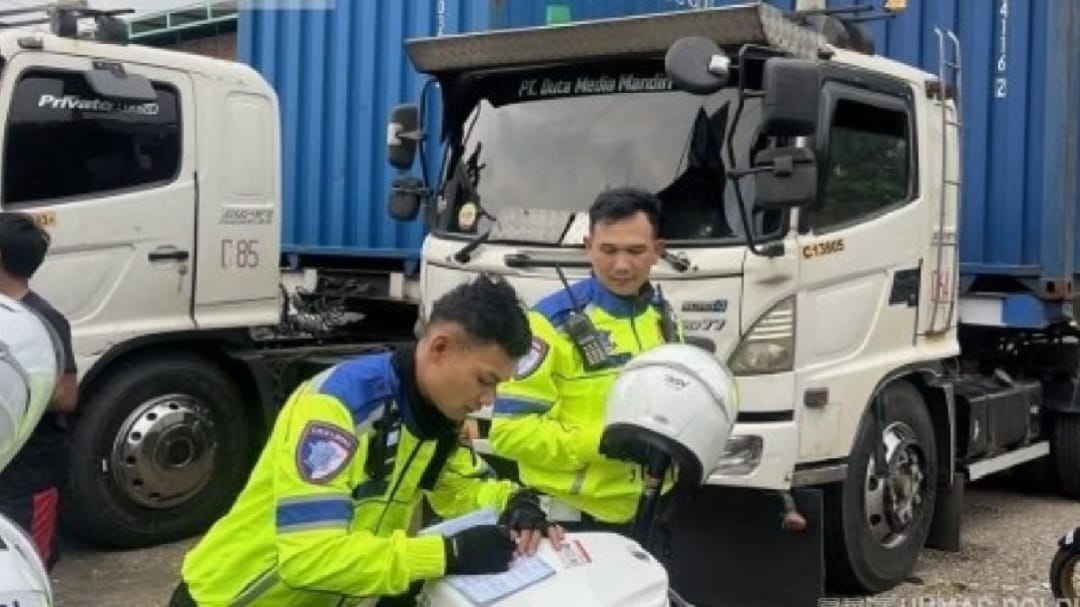 Polda Jabar Tilang 1.700 Truk Sumbu Tiga yang Langgar Aturan Pembatasan Operasional