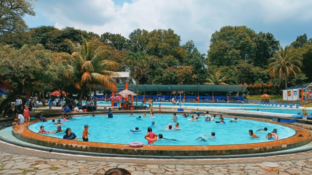 Hari Kedua Lebaran, Kolam Renang Mila Kencana GOR Pajajaran Diserbu Wisatawan