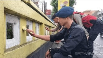 Brimob Polda Jabar Bantu Perbaiki Dua Jembatan di Kota Bogor