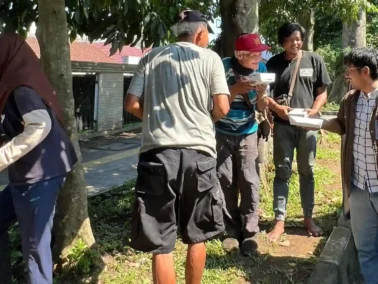 Berbagi Hari Jumat Berkah, BRI Bogor Pajajaran Bagikan Paket Makanan Bagi Warga