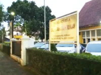 Mahasiswa dan Komisi I Soroti Dugaan Mafia Proyek dan Pokir, Perumkim Kota Bogor Masih Bungkam KOTA BOGOR – Kepala Dinas Perumahan dan Permukiman (Disperumkim) Kota Bogor, Chusnul Rozaqi, belum memberikan tanggapan terkait dugaan praktik mafia proyek dan pengkondisian Pokok-Pokok Pikiran (Pokir) anggota DPRD Kota Bogor yang menjadi sorotan Federasi Mahasiswa Revolusioner (FMR) Bogor Raya. Dimana sebelumnya, FMR Bogor Raya menggelar aksi unjuk rasa di Gedung DPRD Kota Bogor pada Kamis (2/7) sebagai bentuk protes terhadap dugaan praktik mafia proyek dan pengkondisian Pokok-Pokok Pikiran (Pokir) anggota dewan. Menanggapi aksi tersebut, Ketua Komisi I DPRD Kota Bogor, Sugeng Teguh Santoso, menegaskan bahwa Pokir memiliki dasar hukum yang diatur dalam Undang-Undang MD3. Namun, terkait dugaan penyimpangan proyek, Sugeng menyebut persoalan tersebut berkaitan dengan tata kelola pengadaan dan menjadi tanggung jawab dinas teknis. Salah satu instansi yang akan dimintai keterangan oleh DPRD adalah Dinas Perumahan dan Permukiman (Disperumkim) Kota Bogor. “Ini soal tata kelola. Siapa yang pertama bertanggung jawab ? Tentu yang memiliki lingkup pengerjaan infrastruktur. Perumkim. Saya mendengar, Perumkim. Ini akan kita minta keterangan,” tegasnya, pada Kamis (2/7). Menurut Sugeng, kegiatan proyek dan pelaksanaan Pokir, khususnya pada sektor infrastruktur, menjadi bagian penting yang harus dijelaskan agar persoalan yang dipersoalkan massa aksi dapat diketahui secara terang. (DR)