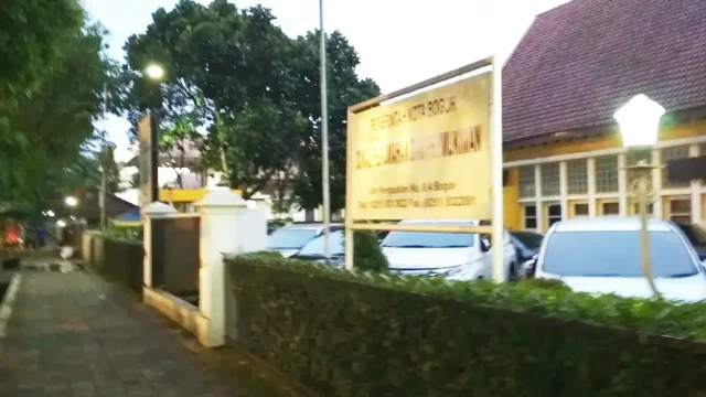 Mahasiswa dan Komisi I Soroti Dugaan Mafia Proyek dan Pokir, Perumkim Kota Bogor Masih Bungkam KOTA BOGOR – Kepala Dinas Perumahan dan Permukiman (Disperumkim) Kota Bogor, Chusnul Rozaqi, belum memberikan tanggapan terkait dugaan praktik mafia proyek dan pengkondisian Pokok-Pokok Pikiran (Pokir) anggota DPRD Kota Bogor yang menjadi sorotan Federasi Mahasiswa Revolusioner (FMR) Bogor Raya. Dimana sebelumnya, FMR Bogor Raya menggelar aksi unjuk rasa di Gedung DPRD Kota Bogor pada Kamis (2/7) sebagai bentuk protes terhadap dugaan praktik mafia proyek dan pengkondisian Pokok-Pokok Pikiran (Pokir) anggota dewan. Menanggapi aksi tersebut, Ketua Komisi I DPRD Kota Bogor, Sugeng Teguh Santoso, menegaskan bahwa Pokir memiliki dasar hukum yang diatur dalam Undang-Undang MD3. Namun, terkait dugaan penyimpangan proyek, Sugeng menyebut persoalan tersebut berkaitan dengan tata kelola pengadaan dan menjadi tanggung jawab dinas teknis. Salah satu instansi yang akan dimintai keterangan oleh DPRD adalah Dinas Perumahan dan Permukiman (Disperumkim) Kota Bogor. “Ini soal tata kelola. Siapa yang pertama bertanggung jawab ? Tentu yang memiliki lingkup pengerjaan infrastruktur. Perumkim. Saya mendengar, Perumkim. Ini akan kita minta keterangan,” tegasnya, pada Kamis (2/7). Menurut Sugeng, kegiatan proyek dan pelaksanaan Pokir, khususnya pada sektor infrastruktur, menjadi bagian penting yang harus dijelaskan agar persoalan yang dipersoalkan massa aksi dapat diketahui secara terang. (DR)