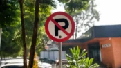 Valet Parkir Tak Berizin, Dishub Pasang Rambu, Parkir di Badan Jalan Sekitar Aroem Dilarang