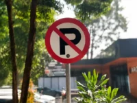 Valet Parkir Tak Berizin, Dishub Pasang Rambu, Parkir di Badan Jalan Sekitar Aroem Dilarang